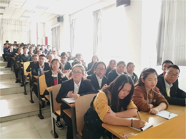 【辅导员说完满】褪去迷惘 奋进中前行——经济与管理学院开展年级主题会