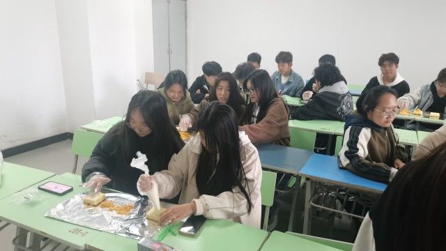 【完满团支部】DIY蛋糕 show出你的创意——艺术传媒学院数媒2202班完满团支部活动