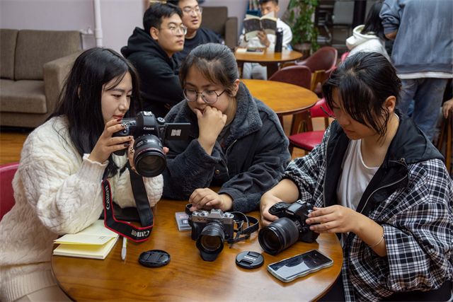 用镜头定格美好 记录生活——食品与环境学院异科学生参与摄影技术培训