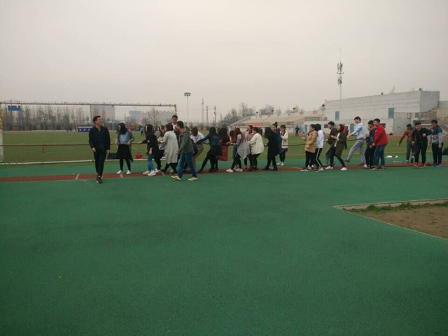 【完满班级】与成长赛跑 伴青春同行——“拼搏四月 奋进青春”经管区域全民拔河赛