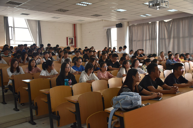 递出最好的名片：迎新志愿者有你更加精彩——经济与管理学院开展迎新志愿者招募及志愿者培训活动