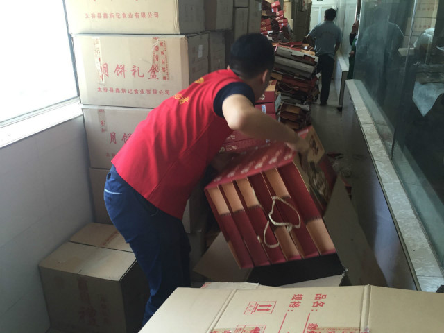 【三下乡】经管系三下乡志愿者深入仓库工作