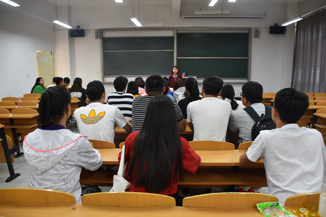 艺术部总结戏剧节经验 鼓足干劲投身今后工作——经济与管理学院艺术部召开戏剧节总结会