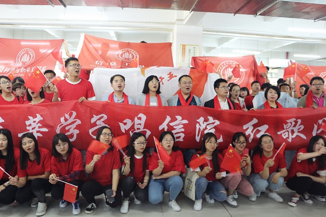 “红歌”与“艺术”碰撞 快闪唱响“红色”经典——食品与环境学院联合五四运动“快闪歌唱五四”活动