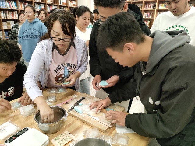 月映智能 “饼”成心意——智能工程学院中秋实践活动