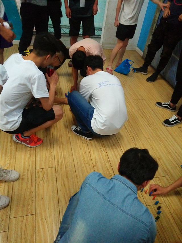 【完满班级】风雨同担当 比肩共完满——智能工程学院自动化1601班举办“同担当共完满 魅力多米诺”完满班级活动