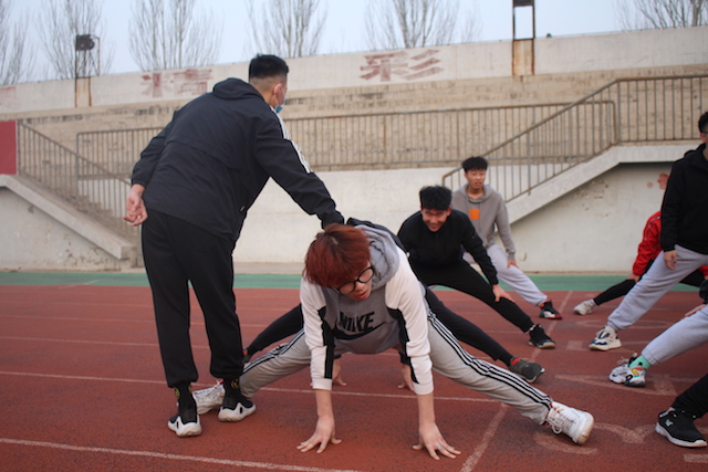 身披朝霞 淬炼商学院运动员们常备不懈
