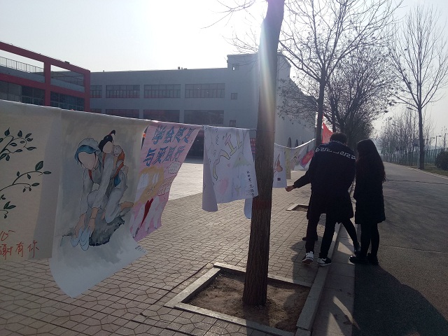感恩季系列活动之“学会感恩,与爱同行”主题手绘展