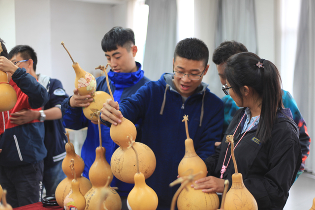 【完满班级】小葫芦  大世界  别样诗意的远方——艺术传媒系2013级产品设计专业青春与远方之“北秋烙印”