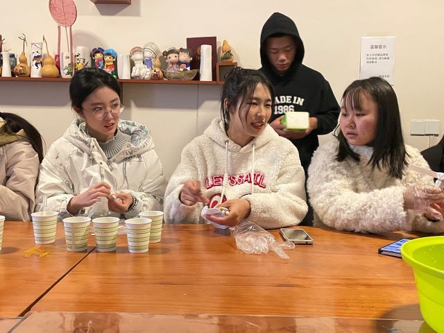 【完满班级】传承记忆 遇见扎染——艺术传媒学院数字媒体2002班举办扎染活动