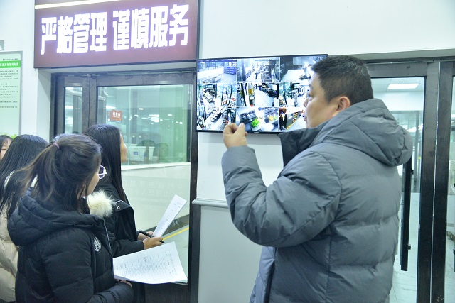 “走进后厨 眼见为食”主题权益活动守护学生健康