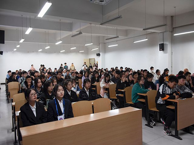 【1+1>2】艺家人与淬炼学子共赏光影视界——“淬点滴剪影 艺世间百态‘感悟红色精神 吾辈踏浪前行’”系列活动第一期