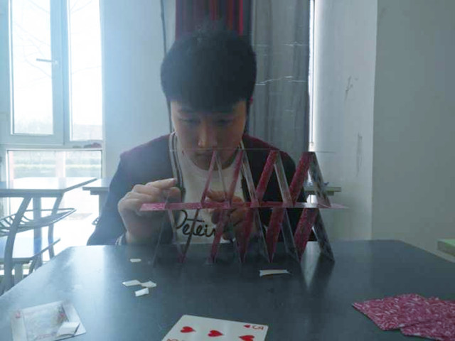 【完满班级】熹光微转 与指尖不期而遇——机制1703班“指尖建筑 纸牌垒塔”完满班级