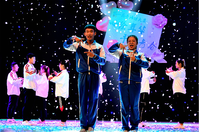 经济与管理学院在第一届“心绘年华 手舞青春”手语操大赛中倾情演绎