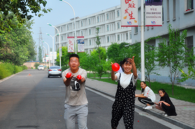 前行第158期:水球大战约一夏 引爆清凉水球趴——数媒1701班“水球大战”完满活动