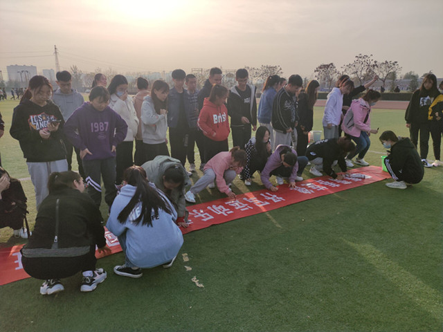 热血少年 奏响青春华丽乐章——经济与管理学院十一月完满班级纪实（三）