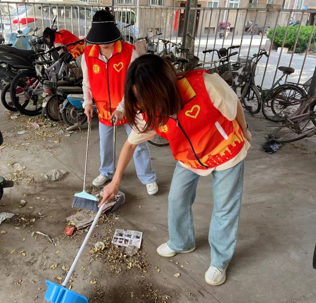 志愿于心 服务于行——经济与管理学院开展社区卫生清理志愿活动