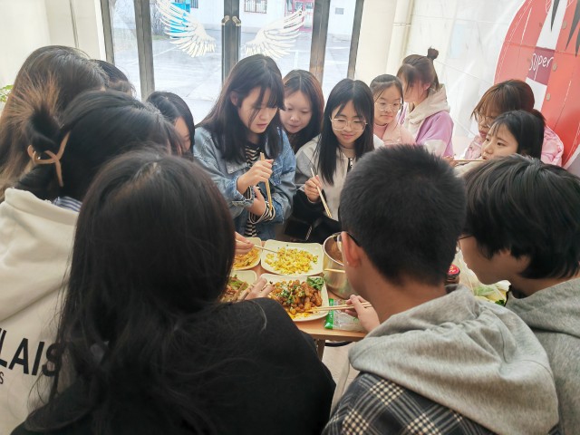 【完满团支部】尽享天下美食 体验百味人生——淬炼·国际商学院财务（对口）2205班完满团支部活动