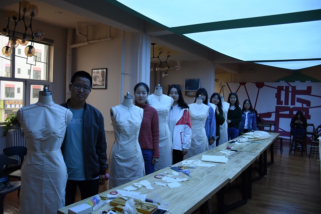 【完满班级】服装立裁 感受设计——艺术传媒学院服装1601班举办服装立裁体验活动