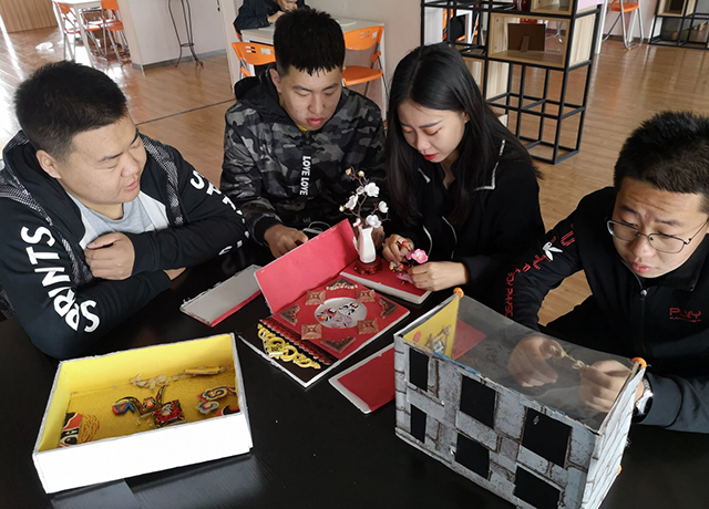 【完满班级】绽放在手中的完满之花——艺术传媒学院视觉1504班举办“掌心里的完满”橱窗设计比赛完满班级活动