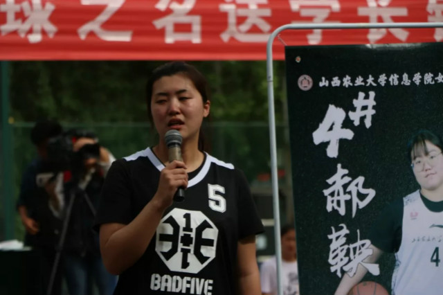 闪光的信院第240期:篮球场下 聆听她们的热爱与坚守