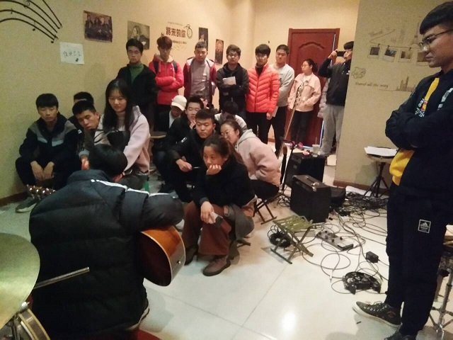 【完满班级】弹敲时尚乐器 畅享铿锵摇滚——大数据学院、信息工程学院软件1704班举办完满班级活动
