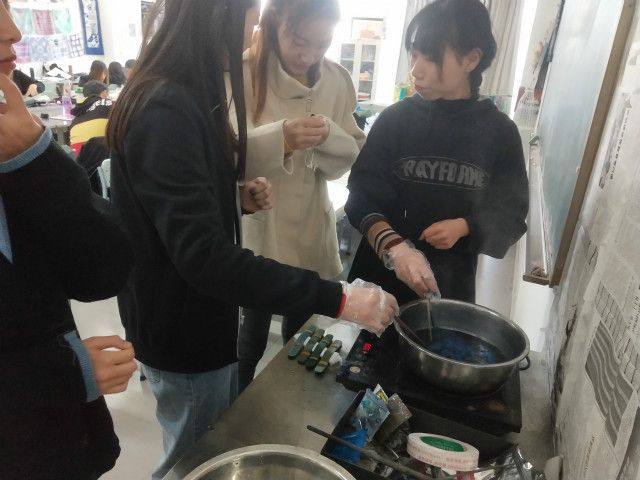 【完满班级】多彩世界 创意扎染——艺术传媒学院环设1702班创意扎染学习活动