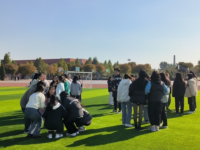 【完满团支部】恰百年风华正茂 启新程青春奋进——商务英语学院英语2215班完满团支部活动