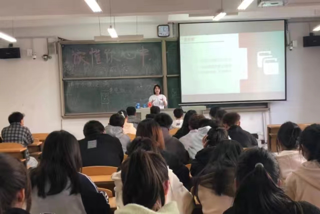 【辅导员说完满】读懂你心中的象牙塔——经济与管理学院2022级辅导员说完满活动