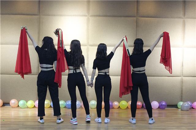 “我们都是追梦人”主题晚会华丽上演——第103期乌马河周末文化广场成功举办