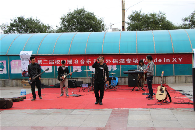 【音乐节】校外摇滚专场在太谷县汇演中心广场激情上演