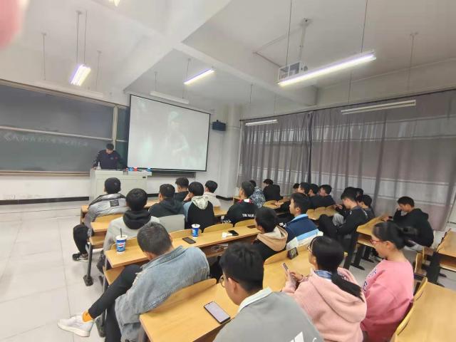 【完满班级】《我与我的父辈》电影评论——智能工程学院机制2102班完满班级活动