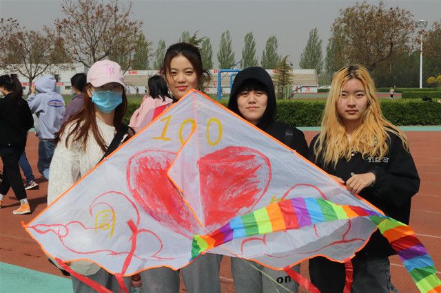 【完满班级】党风吹 放飞青年志——资产1902班放风筝活动