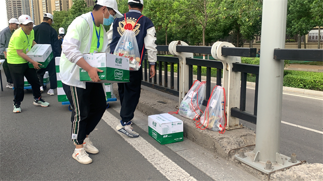 青春力量!我校200名青年志愿者助力太原马拉松赛