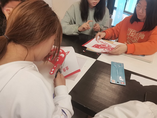 【完满班级】精美剪纸 弘扬传统经典——淬炼商学院会计2006班级完满活动