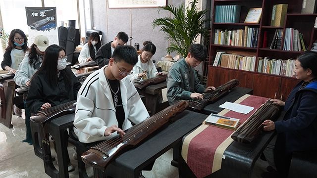 青山不墨千秋画 绿水无弦万古琴——艺术传媒学院“拾遗记”非遗传承在行动
