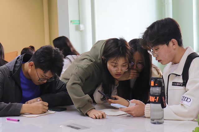 与树相约 追逐春日浪漫——经济与管理学院“树朋友 你好呀”文明实践在行动挂树牌活动