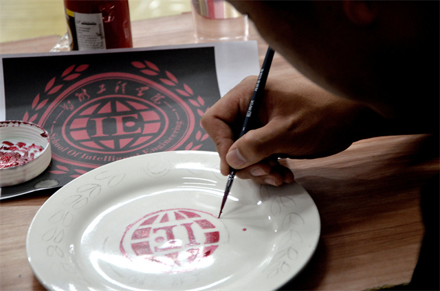 【1+1>2】缤纷彩瓷 精品手绘 在传统文化中沁润心灵——淬炼•国际商学院&智能工程学院联合举办活动