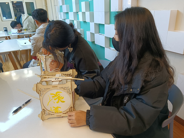 【完满班级】以手制彩灯 以心绘前程——淬炼·国际商学院审计2102班完满班级活动