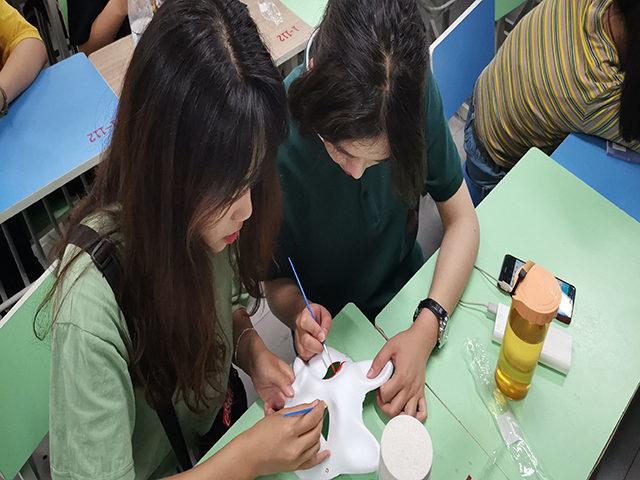 【完满班级】百变面具 异彩纷呈——艺术传媒学院动画1801班的“百变千面·异彩纷呈”创意面具彩绘