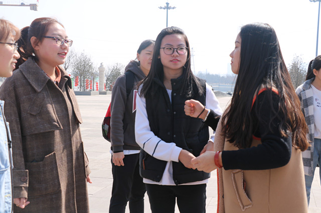 明日之子 点亮微光——外语系举办“乐在其中 途我自在”奔跑行活动