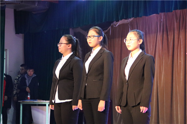 黑白的解说 争锋相对霸天下——机电工程系在第二届“信院杯模拟法庭大赛”中表现优秀