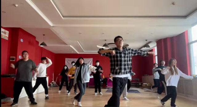 【辅导员说完满】青春战疫,“e”起舞动“hiphop”篇——大数据学院、信息工程学院21级辅导员说完满