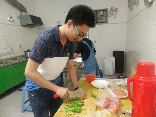 师生欢聚一堂 共享美味佳肴―记远景学院辅导员与学生共度晚餐
