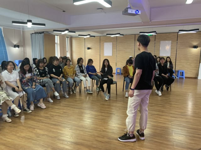 【完满班级】艺术魅力 炫我风采——外国语言文学系涉外1801班、经贸1802班5月完满班级活动