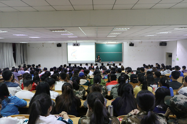 【辅导员说完满】我们的完满教育“有点儿潮”——艺术传媒学院2018级视觉、产品、动画专业主题年级会