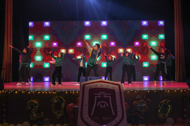 缤纷多彩元旦晚会:愿信院学子只争朝夕 不负韶华