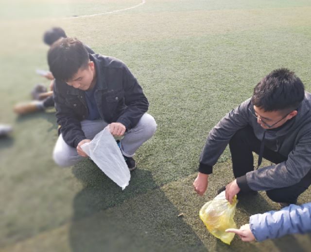 【完满班级】清捡烟头 净化校园——艺术传媒学院环设1902班完满班级志愿活动