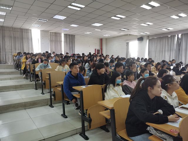 【辅导员说完满】前路有明灯 但行莫忧虑——淬炼商学院2018级“辅导员说完满”专题活动