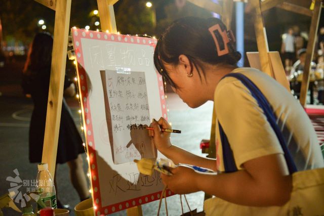 “日不落”毕业夜市超燃来袭 这个毕业季氛围感拉满了!